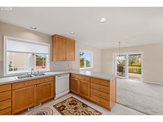 1409 CRESTVIEW Dr, Silverton, OR 97381