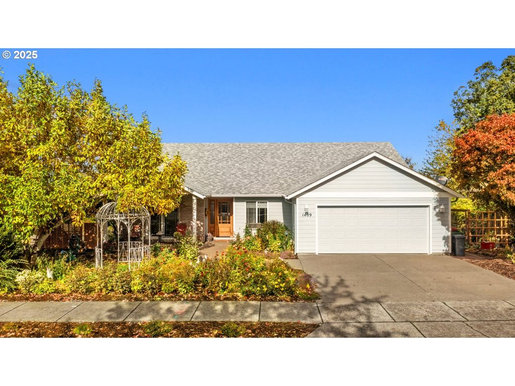 1409 CRESTVIEW Dr, Silverton, OR 97381
