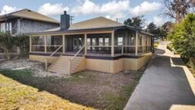 1004 W Lake Drive, Weatherford, TX 76087