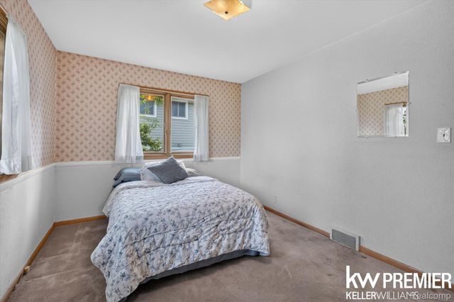 25734 Graceland Circle, Dearborn Heights, MI 48125
