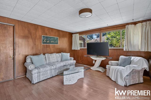 25734 Graceland Circle, Dearborn Heights, MI 48125