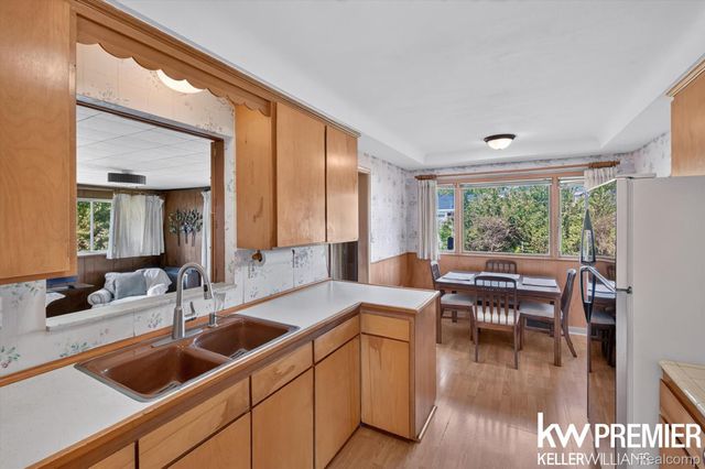 25734 Graceland Circle, Dearborn Heights, MI 48125