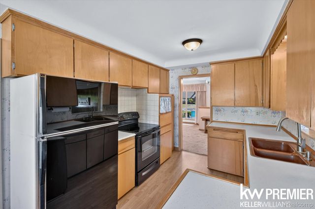 25734 Graceland Circle, Dearborn Heights, MI 48125