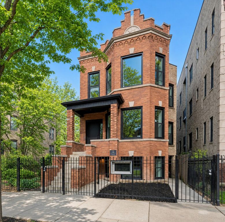 2049 N Kedzie Avenue GF, Chicago, IL 60647