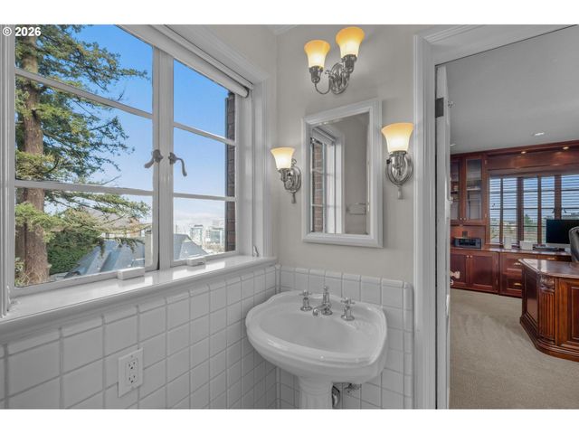 1490 Sw CLIFTON St, Portland, OR 97201