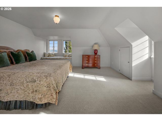 1490 Sw CLIFTON St, Portland, OR 97201