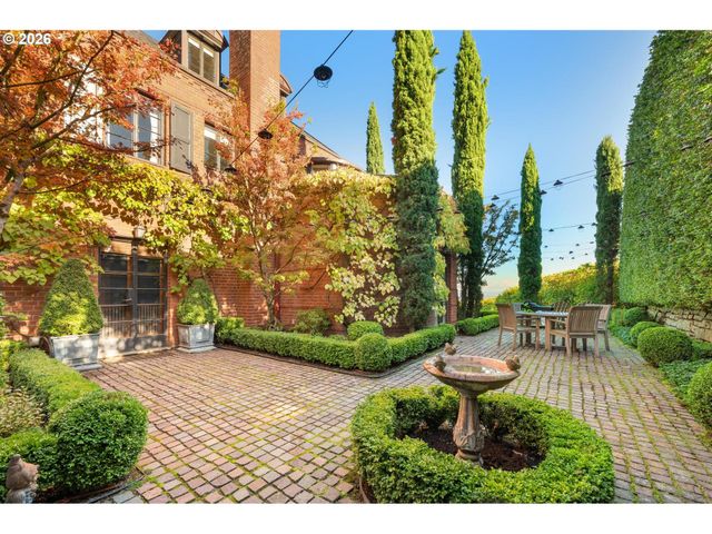 1490 Sw CLIFTON St, Portland, OR 97201