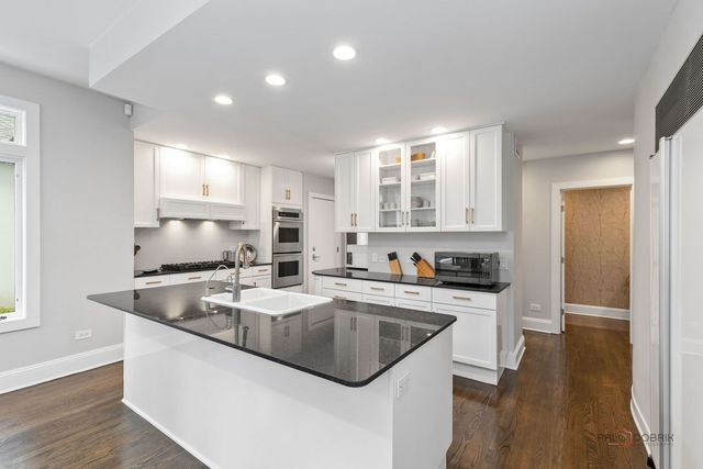 790 W Deerpath Road, Lake Forest, IL 60045