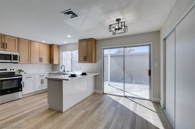 225 Greenbriar Townhouse Way, Las Vegas, NV 89121