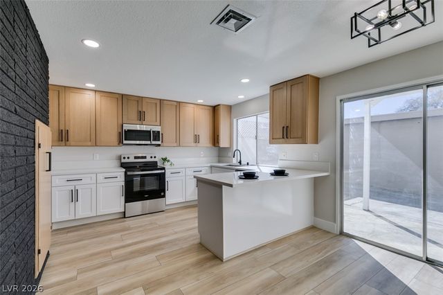 225 Greenbriar Townhouse Way, Las Vegas, NV 89121