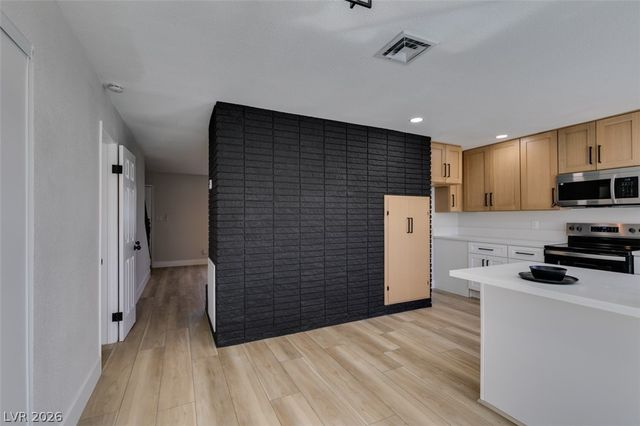 225 Greenbriar Townhouse Way, Las Vegas, NV 89121