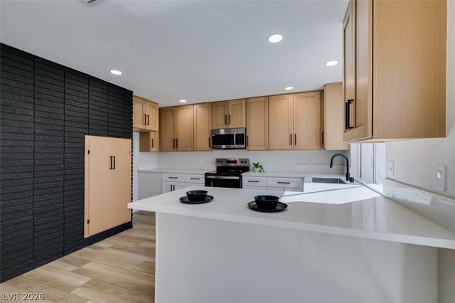 225 Greenbriar Townhouse Way, Las Vegas, NV 89121