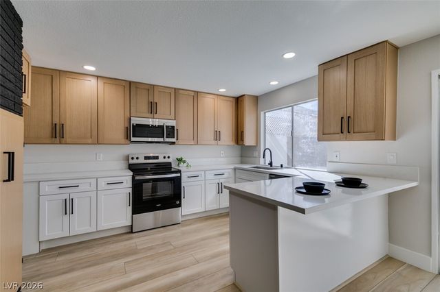 225 Greenbriar Townhouse Way, Las Vegas, NV 89121