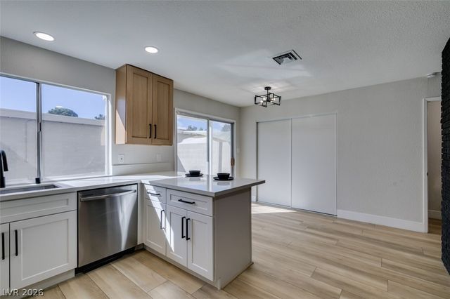 225 Greenbriar Townhouse Way, Las Vegas, NV 89121