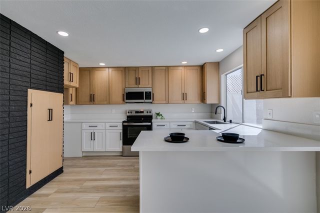 225 Greenbriar Townhouse Way, Las Vegas, NV 89121