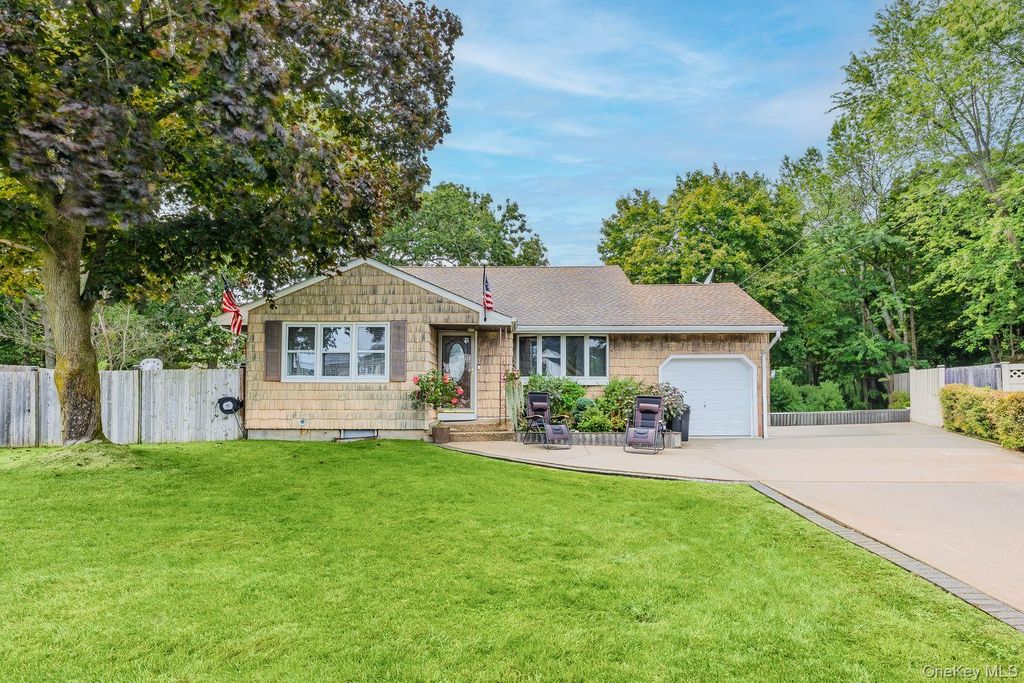 22 Larry Road, Selden, NY 11784