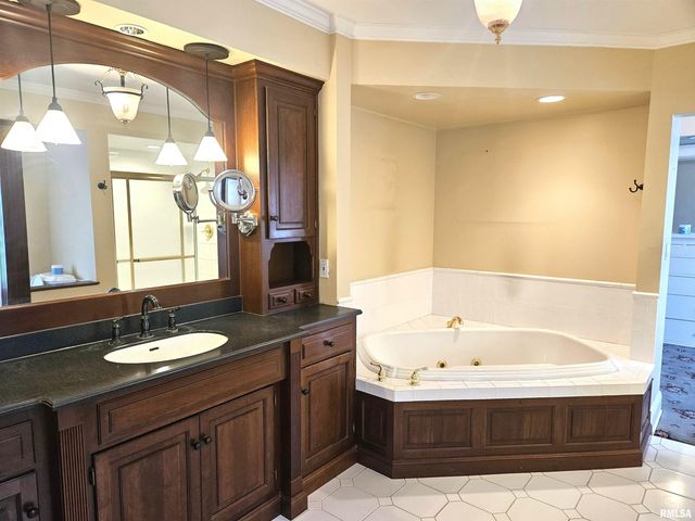 237 PARK LANE Drive, Galesburg, IL 61401