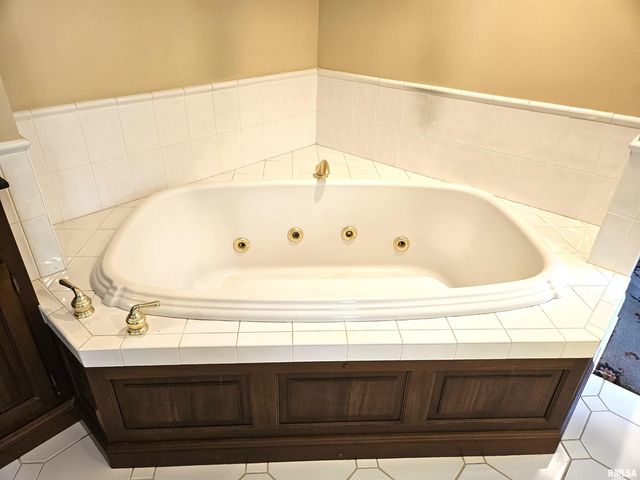 237 PARK LANE Drive, Galesburg, IL 61401