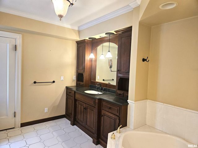 237 PARK LANE Drive, Galesburg, IL 61401