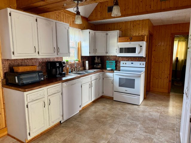 32 Ricky Lane, Russell Springs, KY 42642