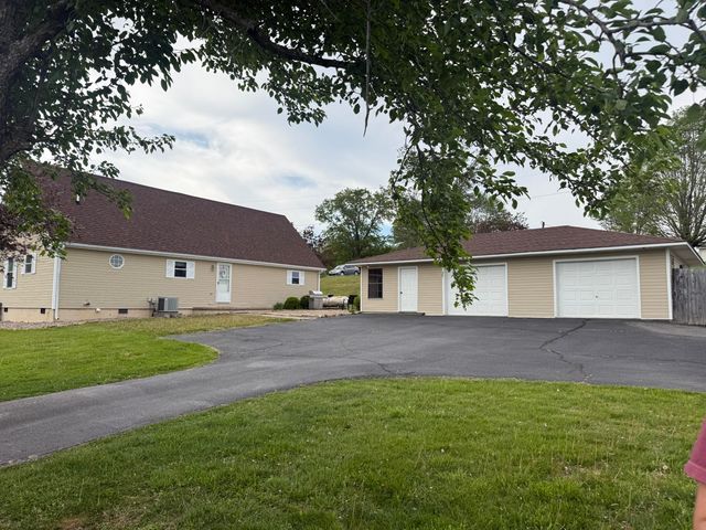 32 Ricky Lane, Russell Springs, KY 42642
