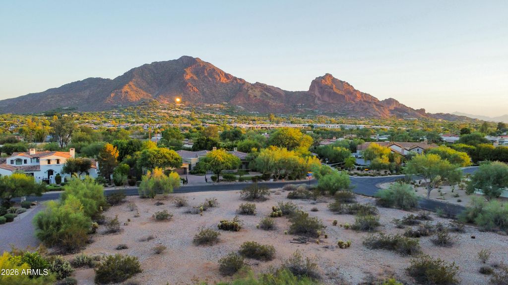 5676 E CACTUS WREN Road 10, Paradise Valley, AZ 85253 — exterior