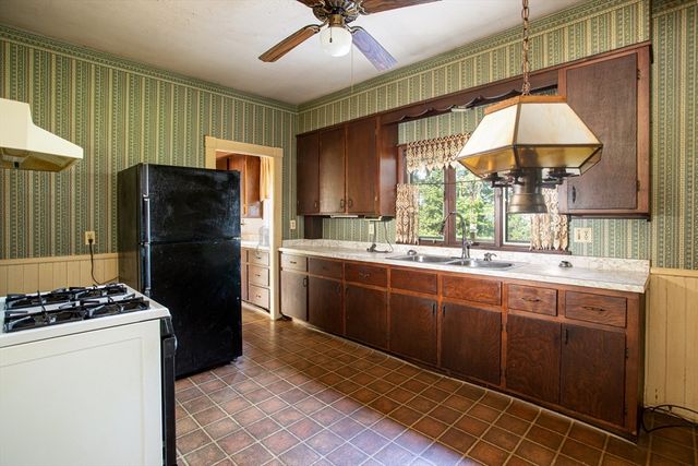 888 Rock St, Fall River, MA 02720