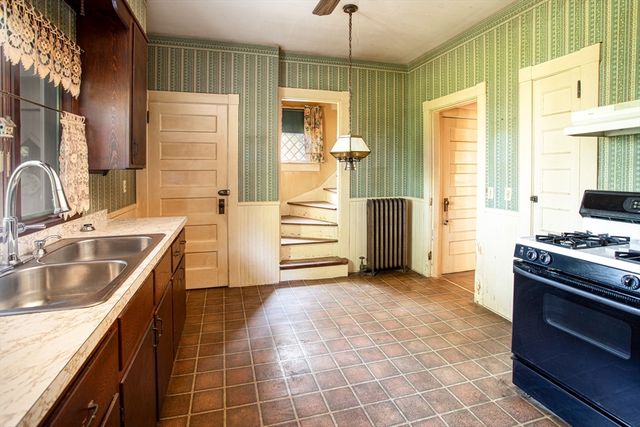 888 Rock St, Fall River, MA 02720