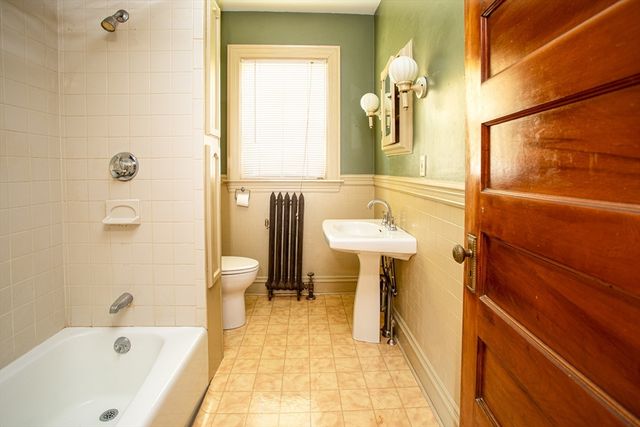 888 Rock St, Fall River, MA 02720