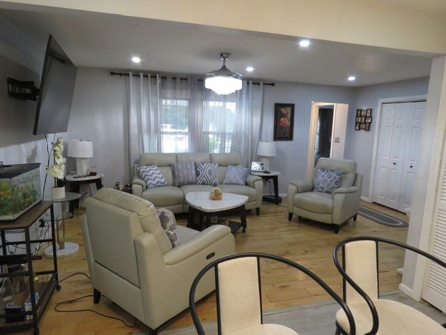 89 N High Street, Foxboro, MA 02035