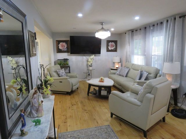 89 N High Street, Foxboro, MA 02035