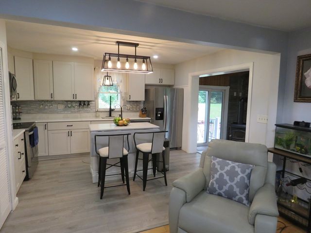 89 N High Street, Foxboro, MA 02035