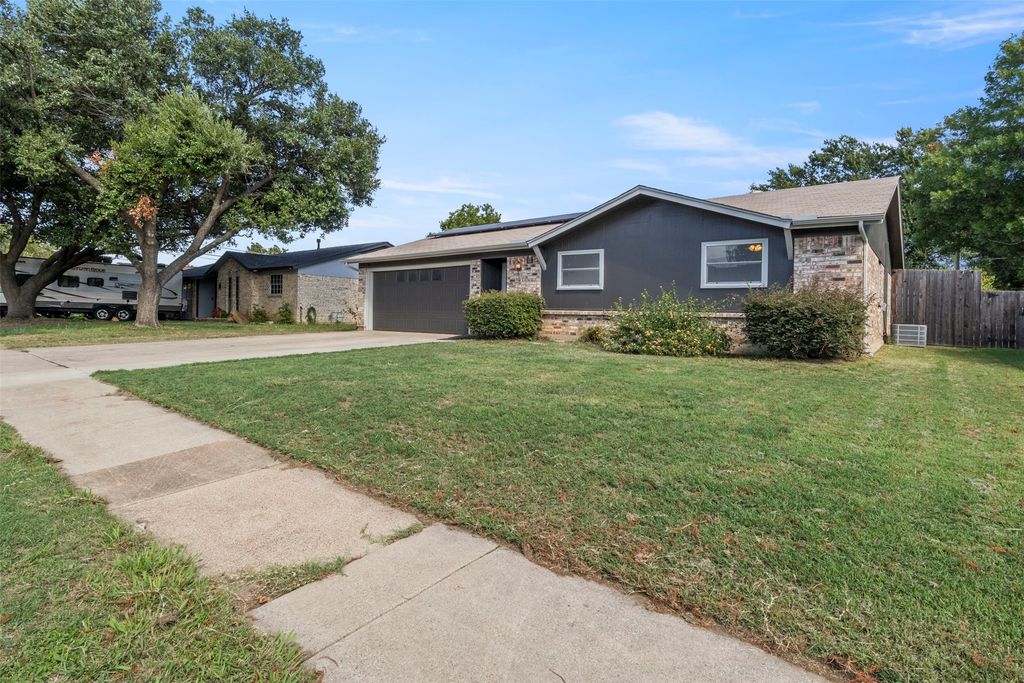 2523 Avonhill Drive, Arlington, TX 76015 — photo 2