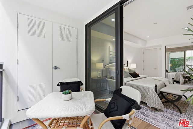 441 S Barrington Avenue 105, Los Angeles, CA 90049