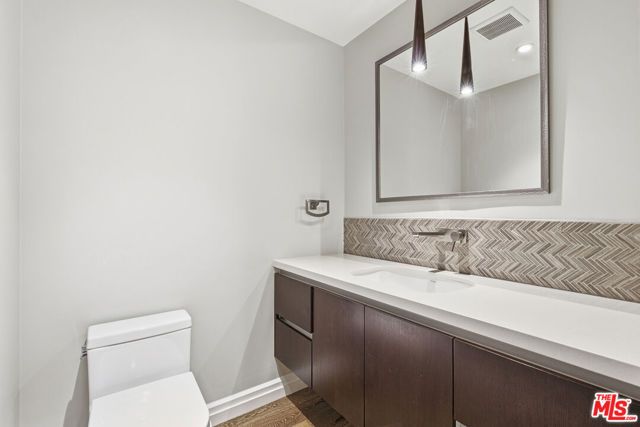 441 S Barrington Avenue 105, Los Angeles, CA 90049