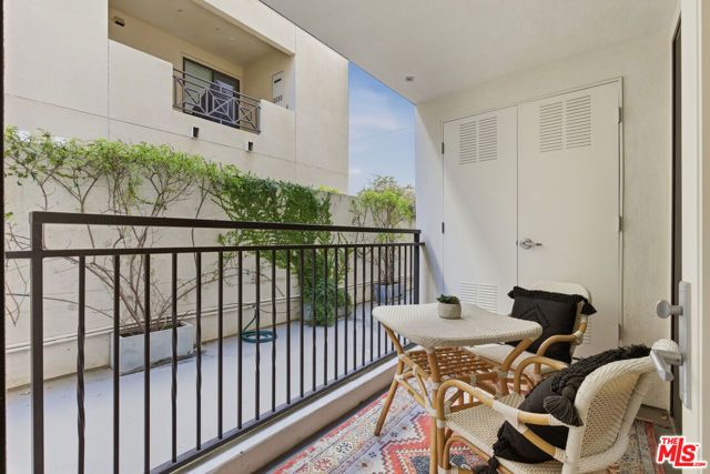 441 S Barrington Avenue 105, Los Angeles, CA 90049