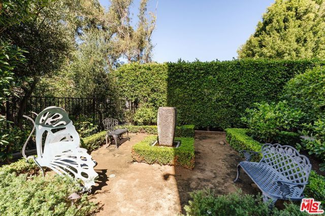 441 S Barrington Avenue 105, Los Angeles, CA 90049