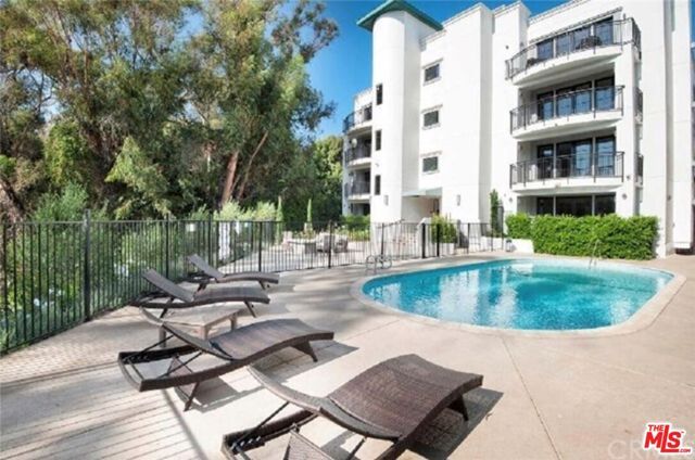 441 S Barrington Avenue 105, Los Angeles, CA 90049