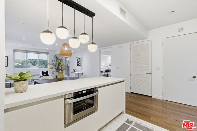 441 S Barrington Avenue 105, Los Angeles, CA 90049