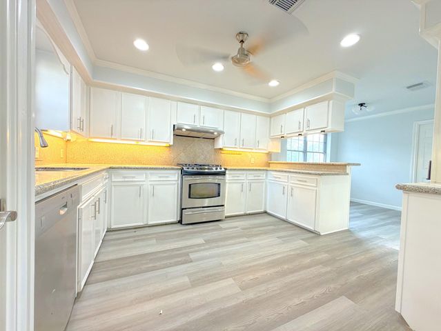 5926 Queensgate Drive, Houston, TX 77066