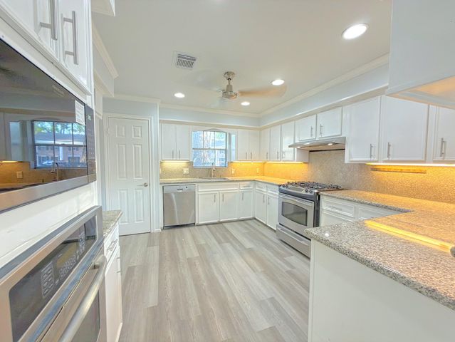 5926 Queensgate Drive, Houston, TX 77066