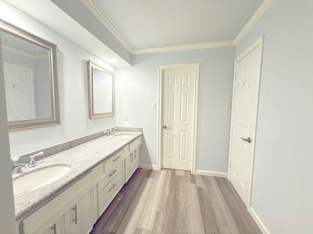 5926 Queensgate Drive, Houston, TX 77066