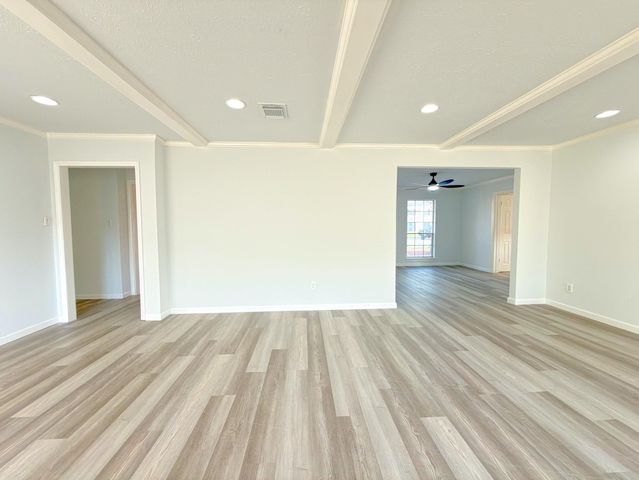 5926 Queensgate Drive, Houston, TX 77066