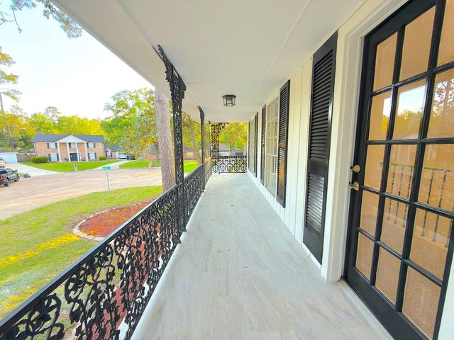 5926 Queensgate Drive, Houston, TX 77066