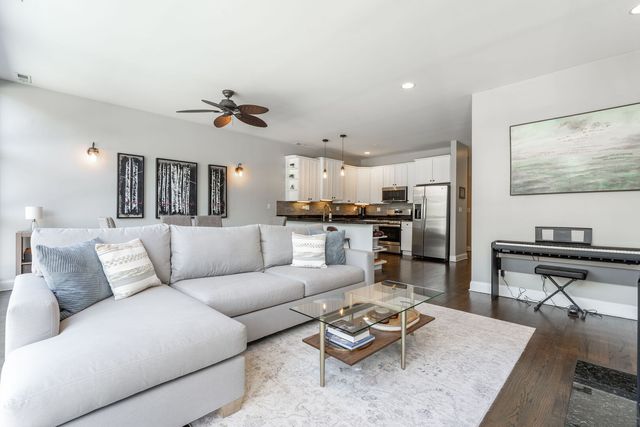 2119 N Damen Avenue 2, Chicago, IL 60647