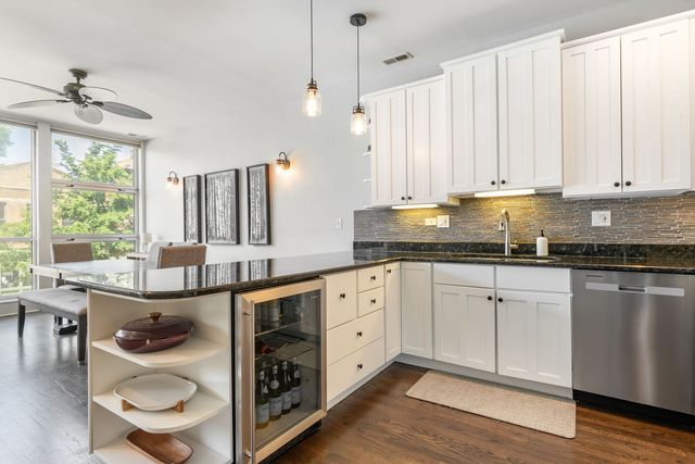 2119 N Damen Avenue 2, Chicago, IL 60647