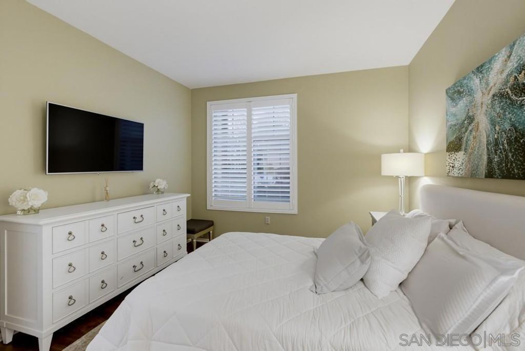 Image 16 of property listing at 18630 Caminito Cantilena 297, San Diego, CA 92128