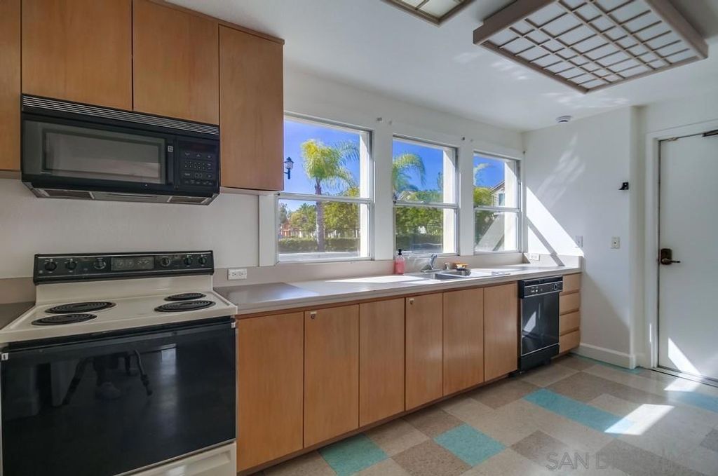 Image 35 of property listing at 18630 Caminito Cantilena 297, San Diego, CA 92128