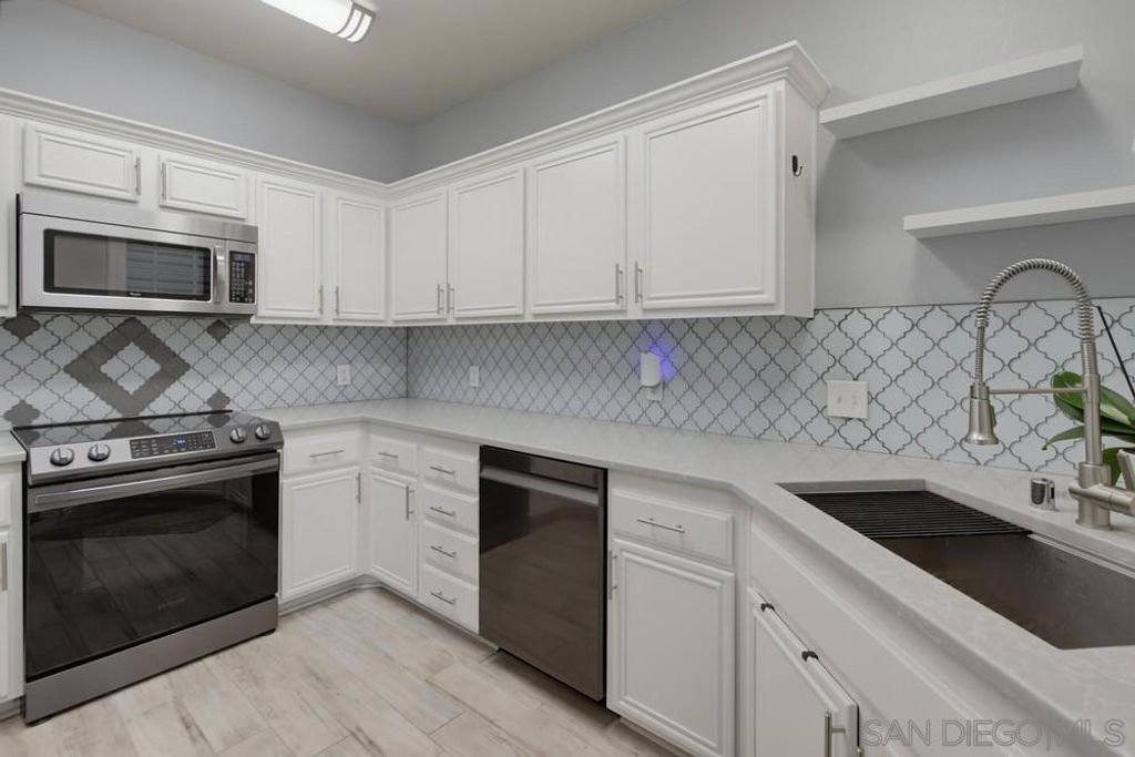 Image 8 of property listing at 18630 Caminito Cantilena 297, San Diego, CA 92128