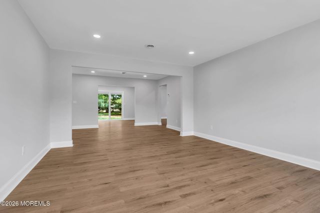 6 Coventry Road, Toms River, NJ 08757